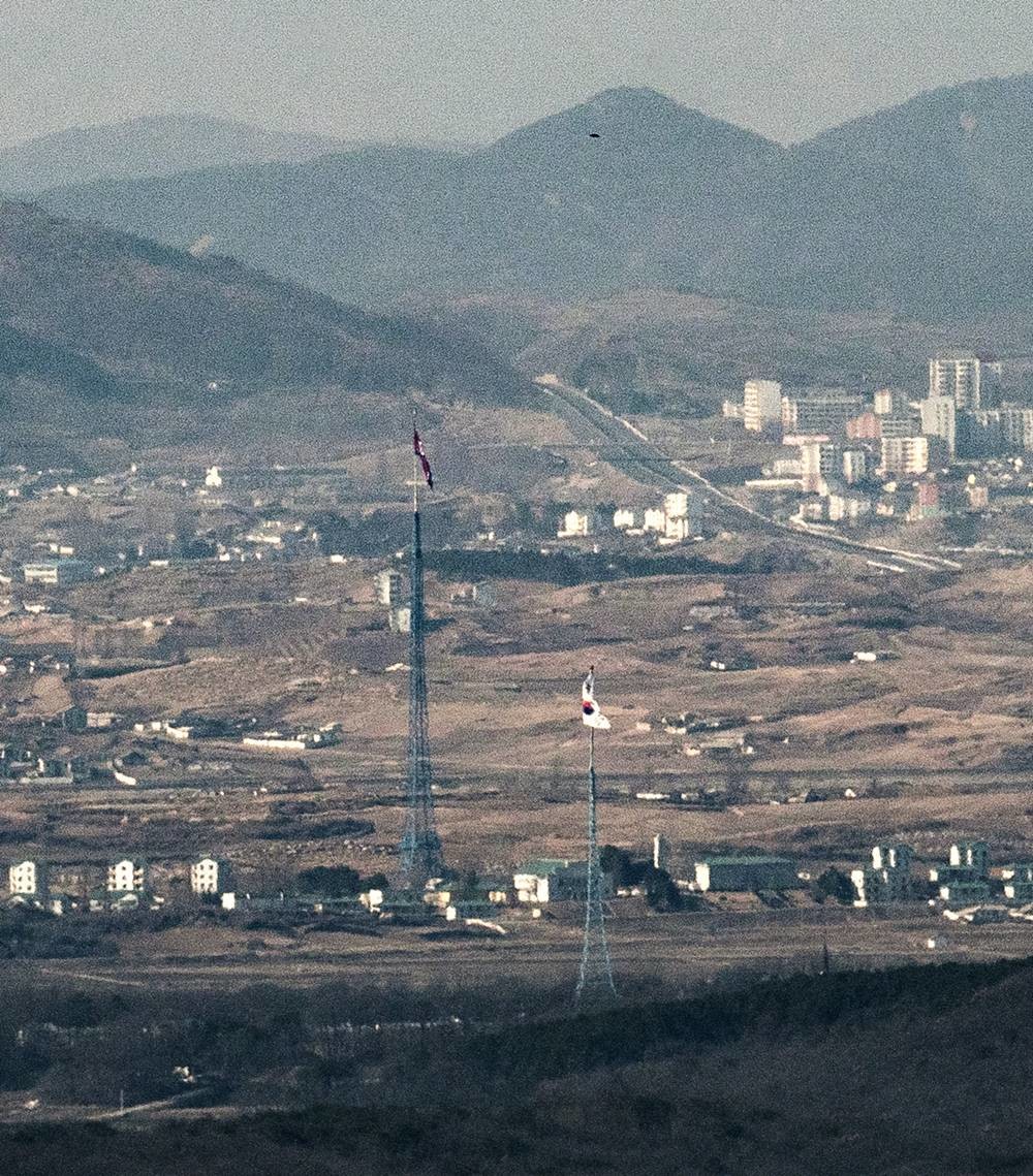 경기도 파주 접경지역에서 바라본 서부전선 비무장지대(DMZ) 한국 대성동 마을의 태극기와 북한 기정동 마을의 인공기가 나란히 펄럭이고 있다. 기사 이해를 돕기 위한 자료 사진. 군 당국은 육군 1군단의 실탄 미장착 경계작전 지침 논란과 관련해 전방 경계작전 부대에 실탄 장착 상태를 유지하라는 단편명령을 내렸다고 31일 밝혔다. 육군지상작전사령부는 전날(30일) 일반전초(GOP)와 최전방 소초(GP) 경계작전을 수행하는 전방 군단에 이런 지침을 하달했다. / 뉴스1