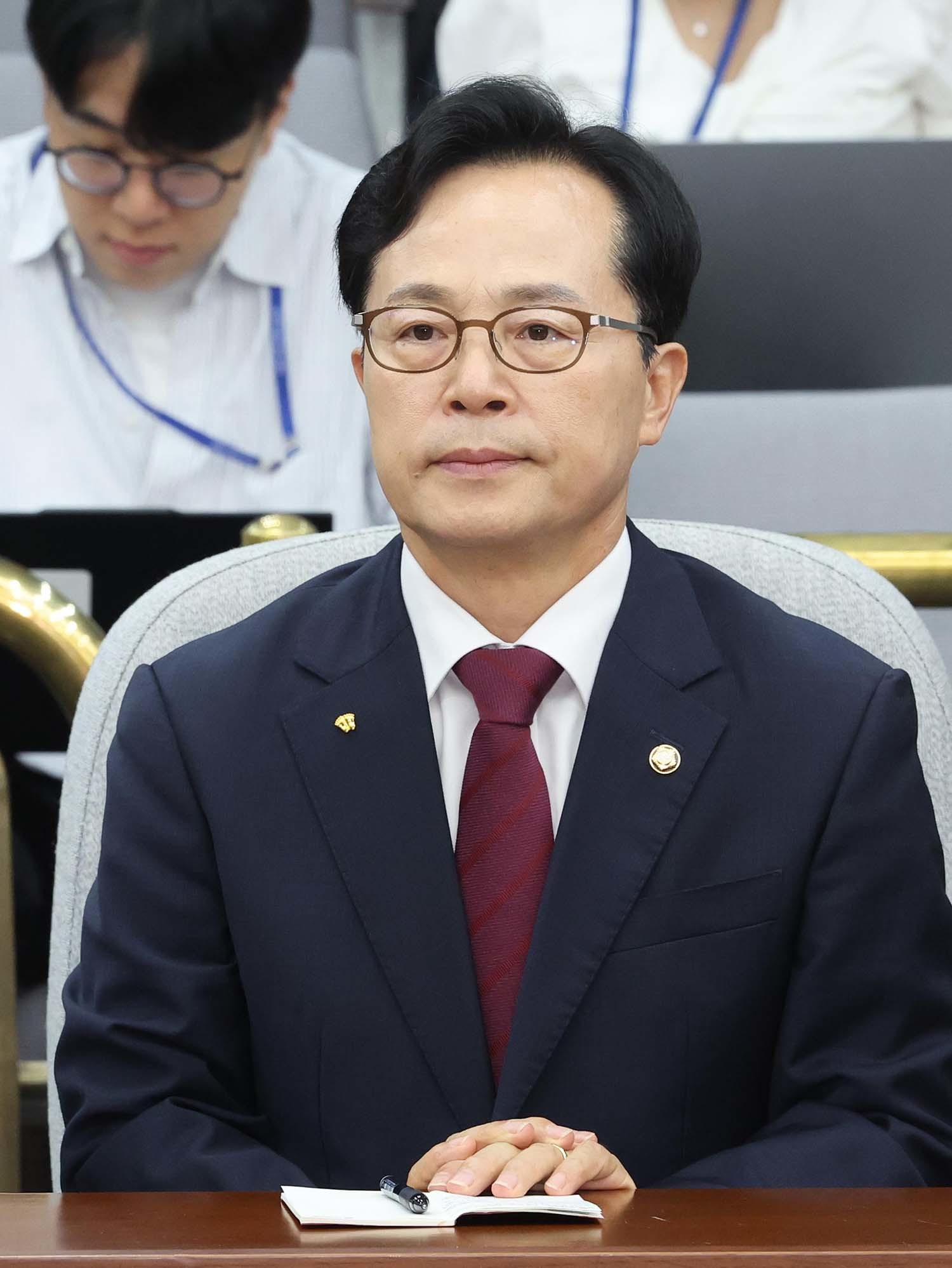 윤용근 국민의힘 의원이 31일 오전 서울 여의도 국회에서 열린 원내대책회의에 자리하고 있다. / 뉴스1