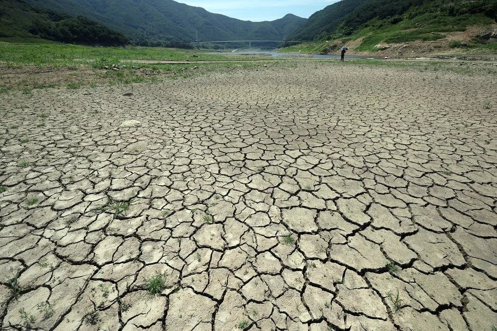 31일 경북 영천시 보현산댐 상류의 바닥이 드러나 있는 모습 / 연합뉴스