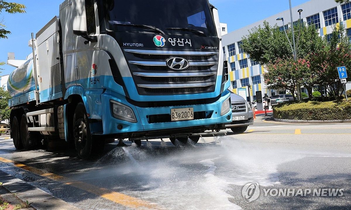폭염에 도로에 물을 뿌리는 살수차 / 연합뉴스