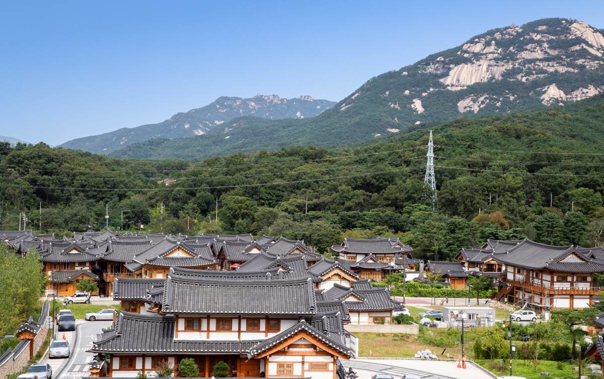 은평한옥마을에서 바라본 북한산. / 한국관광공사-공공누리