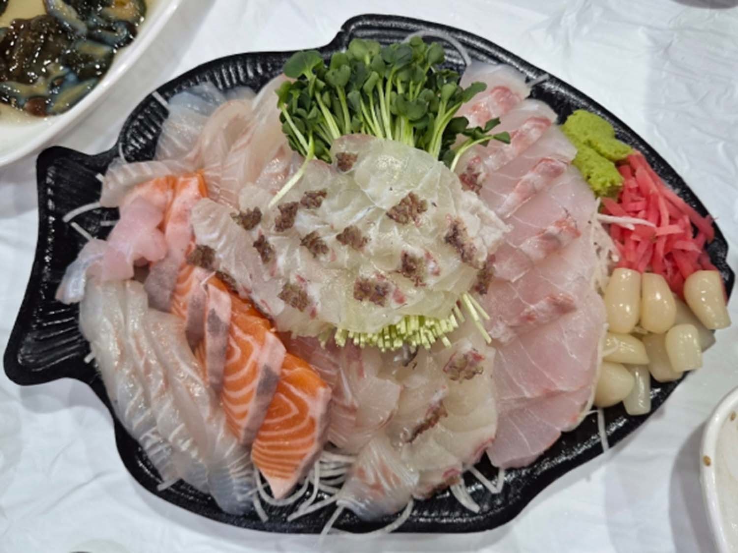 “노량진에서 구매한 이 모듬회, 얼마짜리로 보여요?”