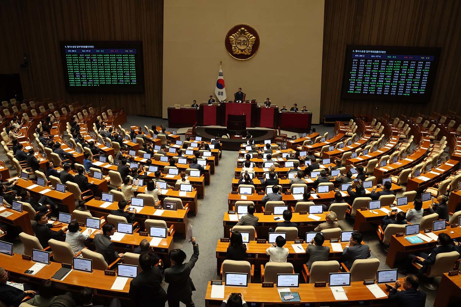 31일 오후 서울 여의도 국회에서 열린 제437회국회(임시회) 제3차본회의에서 형사소송법 일부개정법률안(대안) 표결 결과가 나타나고 있다. 이날 표결에서 곽상언 더불어민주당 의원과 이주영 개혁신당 의원이 반대표를, 이소영 민주당 의원이 기권표를 던졌다.