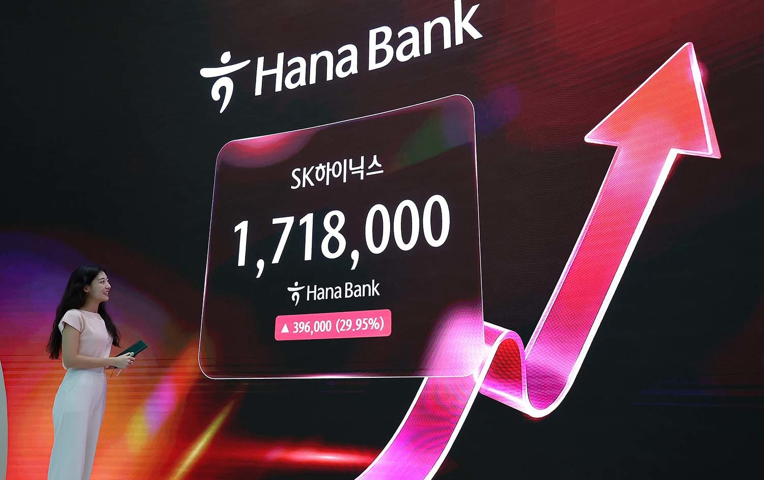 7월 31일 오후 서울 중구 하나은행 딜링룸 전광판에 SK하이닉스 주가가 나타나고 있다. 이날 SK하이닉스는 반도체주 낙폭 과대 인식에 사상 첫 상한가로 마감했다. / 뉴스1