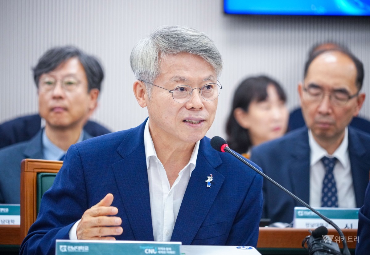 민형배 전남광주통합특별시장이 31일 오전 북구 전남대학교에서 열린 ‘반도체 산업 인재양성 협력회의’에 참석해 지·산·학 반도체 산업 인재양성 협력 방안을 논의하고 있다./전남광주통합특별시