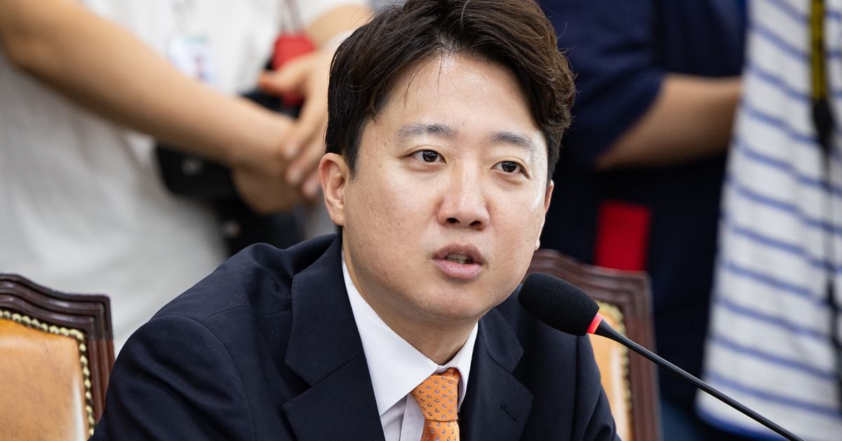 이준석 개혁신당 대표. 이준석 개혁신당 대표와 가족을 둘러싼 허위사실을 온라인에 유포한 누리꾼에게 법원이 벌금 50만원 형을 내렸다. / 뉴스1