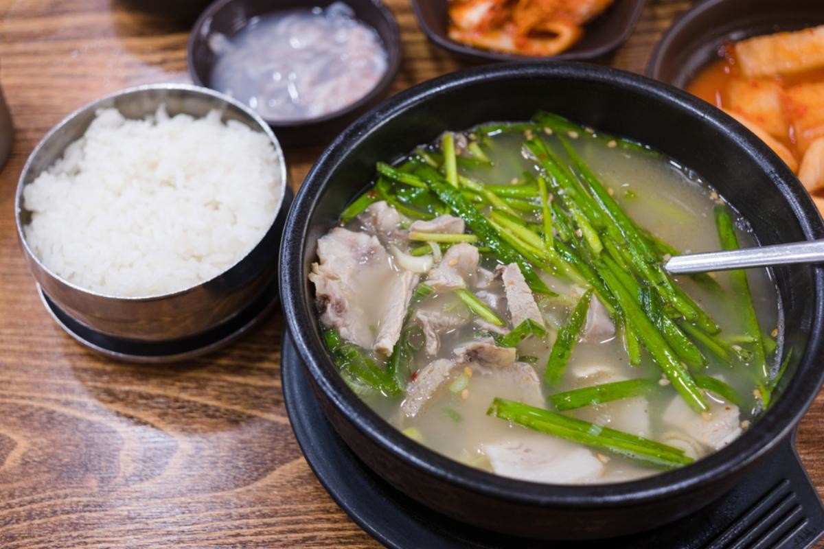 돼지국밥 자료사진. / Colin Hui-shutterstock.com