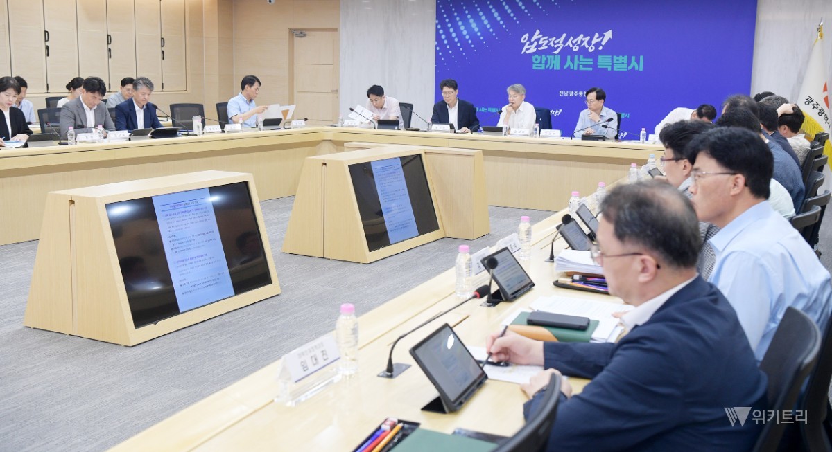 민형배 전남광주통합특별시장이 31일 오후 광주청사에서 반도체산업지원단과 농수산본부 업무공유회를 주재하고, 호남권 반도체 클러스터 조성과 고수온 위기경보 대응방안 등 현안을 집중 점검하고 있다./전남광주통합특별시