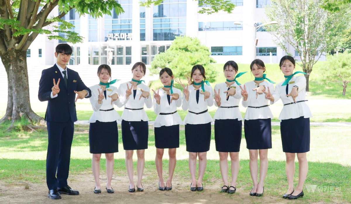 전남대학교 이근배 총장은 7월 31일 대학본부 5층 접견실에서 제27기 학생홍보대사 임명장 수여식을 개최하고, 새롭게 선발된 학생홍보대사 8명에게 임명장을 수여했다. / 전남대