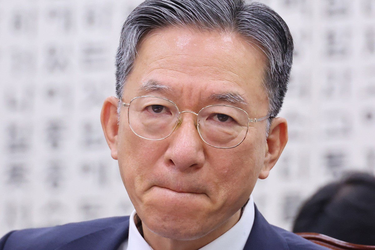 정성호 법무부 장관이 서울 여의도 국회에서 열린 법제사법위원회 전체회의 생각에 잠겨 있다. 자료 사진. 정성호 장관은 형사소송법 개정안의 국회 통과와 관련해 '처음 가는 길에서 선의나 기대와는 달리 부작용이 나온다면 신속히 보완, 수정하는 데도 주저하지 않기를 바란다'라고 밝혔다. 정 장관은 지난달 31일 페이스북에 올린 글에서 '이제 검사는 수사할 수 없다. 근본적인 변화가 시작된다'라며 이렇게 적었다. 정 장관은 앞서 청와대 참모 등을 통해 이재명 대통령에게 사퇴 의지를 밝혀왔지만 이 대통령의 만류로 실제 사표를 내지는 않은 것으로 전해졌다. / 뉴스1