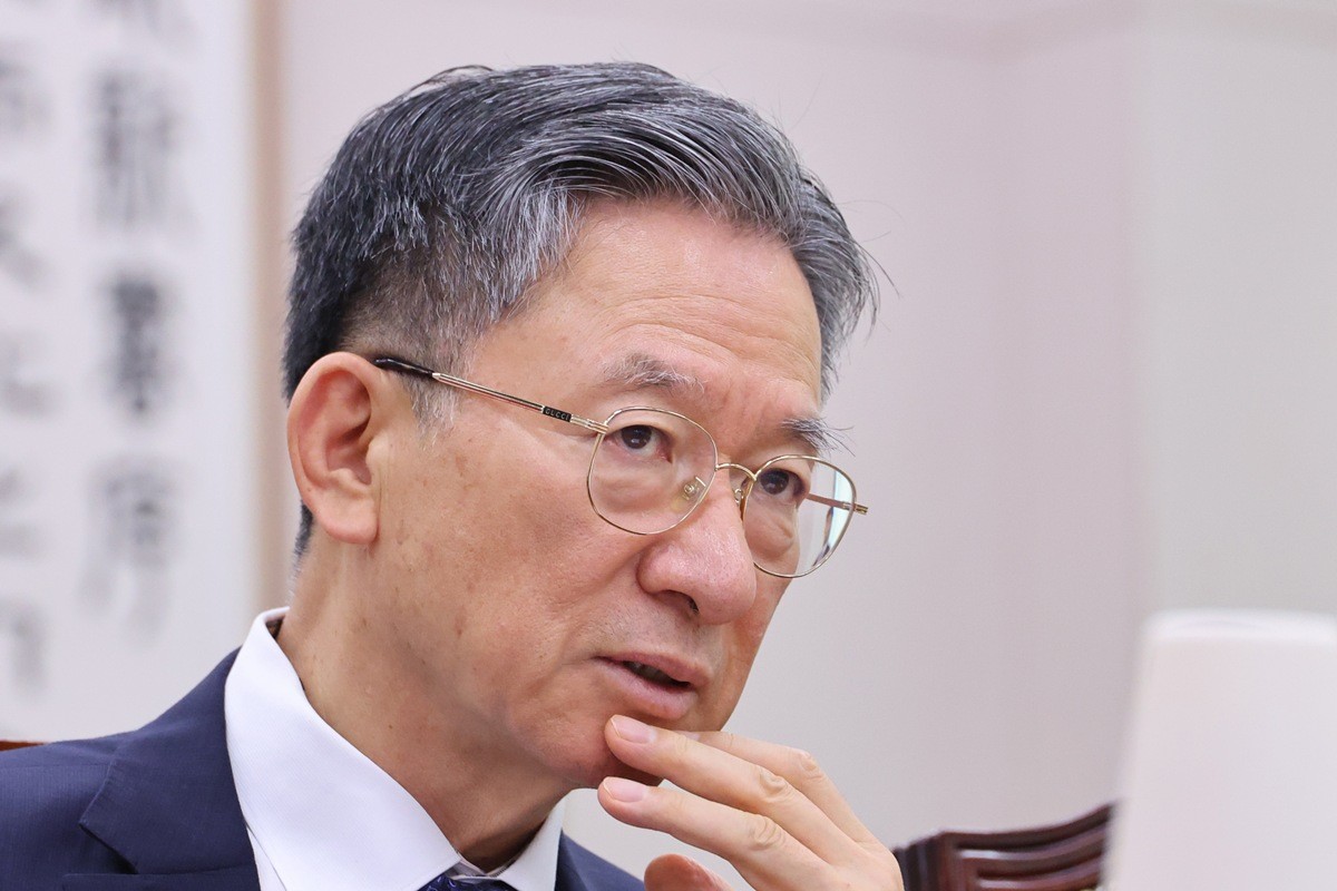정성호 법무부 장관이 서울 여의도 국회에서 열린 법제사법위원회 전체회의 생각에 잠겨 있다. 자료 사진. 정성호 장관은 형사소송법 개정안의 국회 통과와 관련해 '처음 가는 길에서 선의나 기대와는 달리 부작용이 나온다면 신속히 보완, 수정하는 데도 주저하지 않기를 바란다'라고 밝혔다. 정 장관은 지난달 31일 페이스북에 올린 글에서 '이제 검사는 수사할 수 없다. 근본적인 변화가 시작된다'라며 이렇게 적었다. 정 장관은 앞서 청와대 참모 등을 통해 이재명 대통령에게 사퇴 의지를 밝혀왔지만 이 대통령의 만류로 실제 사표를 내지는 않은 것으로 전해졌다. / 뉴스1