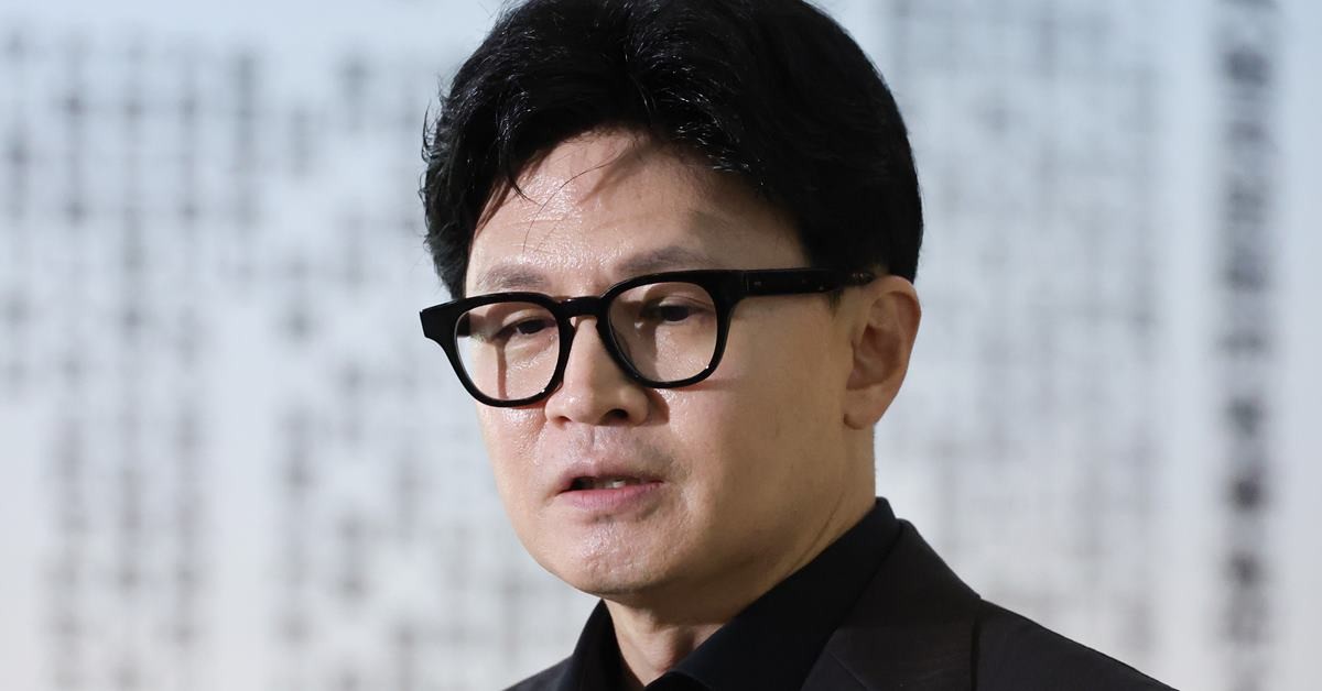 한동훈 무소속 의원이 검찰 보완수사권 폐지를 강하게 비판했다. 사진은 한동훈 무소속 의원이 30일 서울 여의도 국회 본회의장 앞에서 현안 관련 브리핑을 하고 있는 모습. / 뉴스1