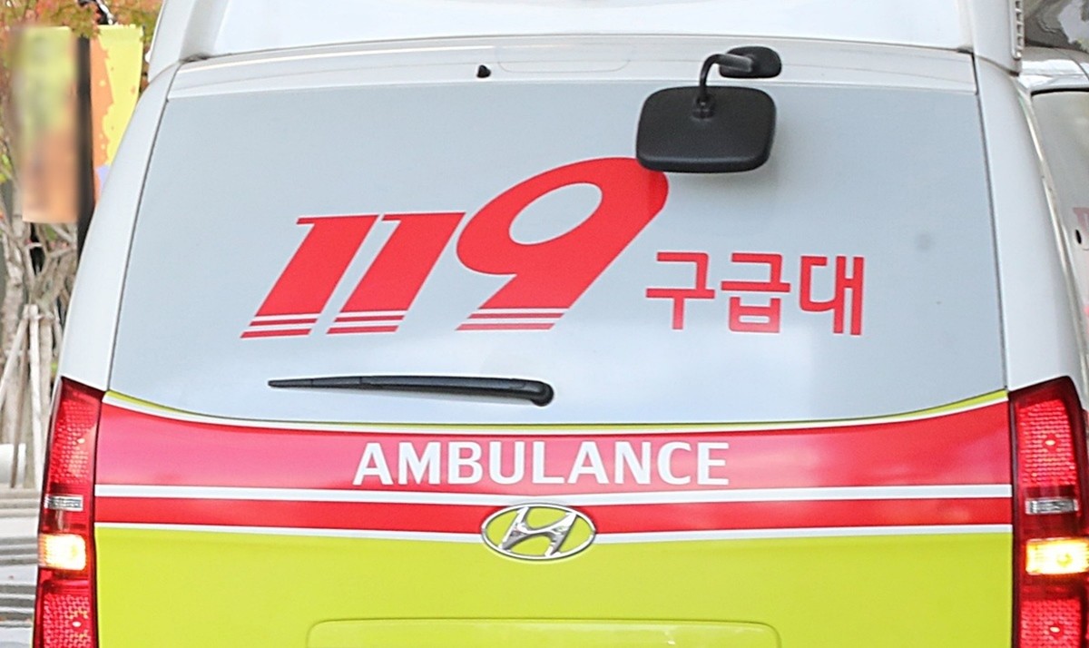 기사 내용과 직접적인 관련이 없는 자료 사진. 서울 강남경찰서는 40대 남성을 치어 숨지게 한 혐의로 30대 남성 운전자 A 씨를 입건해 조사하고 있다고 1일 밝혔다. 30대 남성 A 씨는 1일 오전 1시쯤 서울 강남구 대치동에서 차를 몰고 가던 중 술에 취해 도로 쪽으로 나온 40대 남성을 들이받아 숨지게 한 혐의(교통사고처리특례법 위반)를 받고 있다. 당시 구급대가 출동했지만 피해자는 현장에서 숨진 상태였던 것으로 파악됐다. 30대 남성 A 씨는 경찰 조사에서 피해자를 미처 보지 못했다는 취지로 진술했다. A 씨에게서 음주나 마약 정황은 발견되지 않은 것으로 파악됐다. / 뉴스1