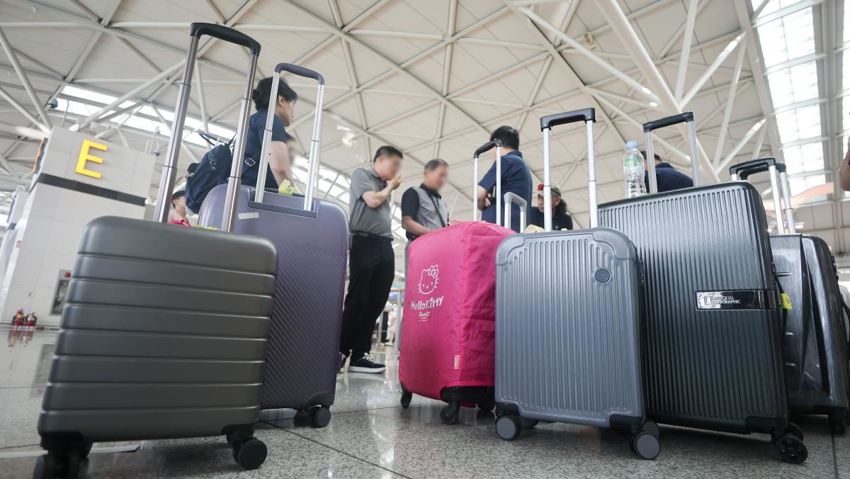 본격적인 여름 휴가철이 시작된 가운데 30일 인천국제공항 제1여객터미널 출국장에서 이용객들이 출국 수속을 위해 대기하고 있다. / 연합뉴스
