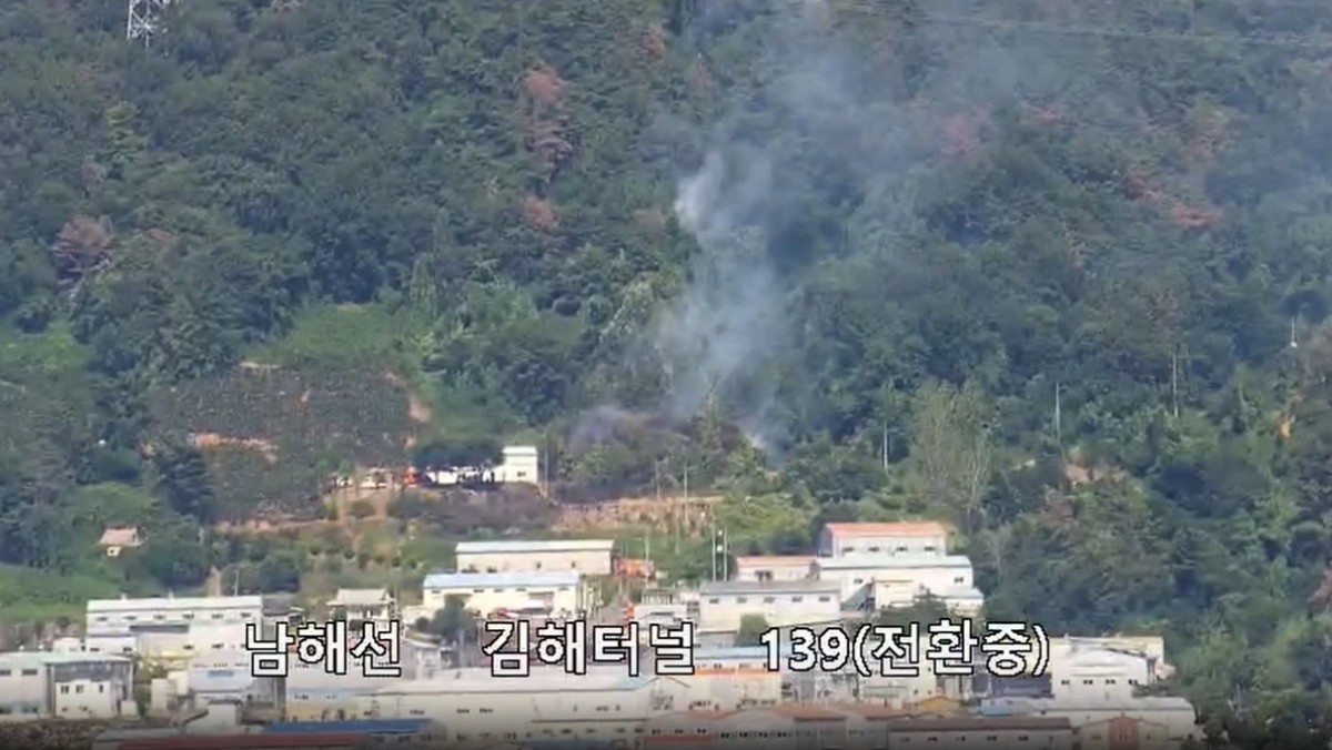 경남 김해 산불 화재 현장. 1일 오후 1시 36분께 경남 김해시 진례면 고모리의 한 야산에서 불이 났다. 소방당국은 헬기 2대와 차량 15대, 인력 60명을 투입해 진화 작업에 나섰다. / 산림청 제공 - 연합뉴스