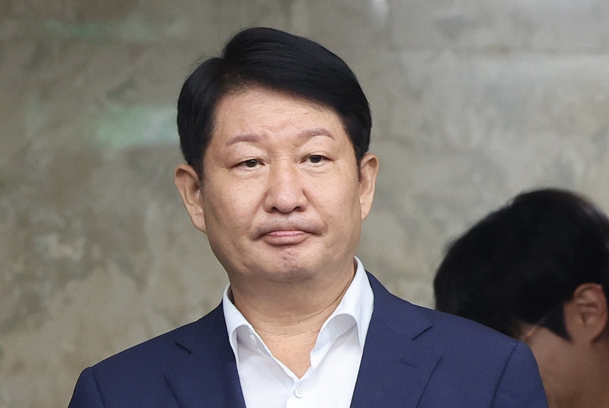 권영진 국민의힘 의원 자료 사진. 권영진 의원은 '멱살 논란'에 따라 당 최고위가 자신에게 자진 탈당을 권유한 것과 관련해 입장을 밝혔다. 권 의원은 '저 스스로 탈당하는 일은 결코 없을 것'이라고 밝혔다. 권 의원은 1일 국민의힘 의원 등에 보낸 문자메시지에서 이렇게 말했다. 권 의원은 지난달 23일 국회 상임위원회 배분에 불만을 품고 국민의힘 원내대표실을 찾아가 정점식 원내대표의 멱살을 잡는 등 강하게 항의해 논란을 일으켰다. / 뉴스1