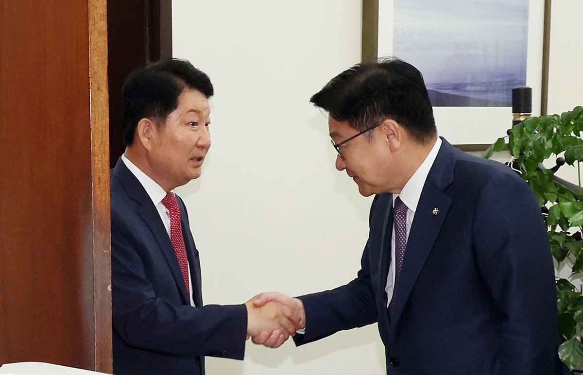 권영진 국민의힘 의원이 지난달 27일 서울 여의도 국회 국민의힘 원내대표실에서 정점식 원내대표와 면담 후 악수를 나누고 있다. 자료 사진. 권 의원은 '멱살 논란'에 따라 당 최고위가 자신에게 자진 탈당을 권유한 것과 관련해 입장을 밝혔다. 권 의원은 '저 스스로 탈당하는 일은 결코 없을 것'이라고 밝혔다. 권 의원은 1일 국민의힘 의원 등에 보낸 문자메시지에서 이렇게 말했다. 권 의원은 지난달 23일 국회 상임위원회 배분에 불만을 품고 국민의힘 원내대표실을 찾아가 정점식 원내대표의 멱살을 잡는 등 강하게 항의해 논란을 일으켰다. / 뉴스1