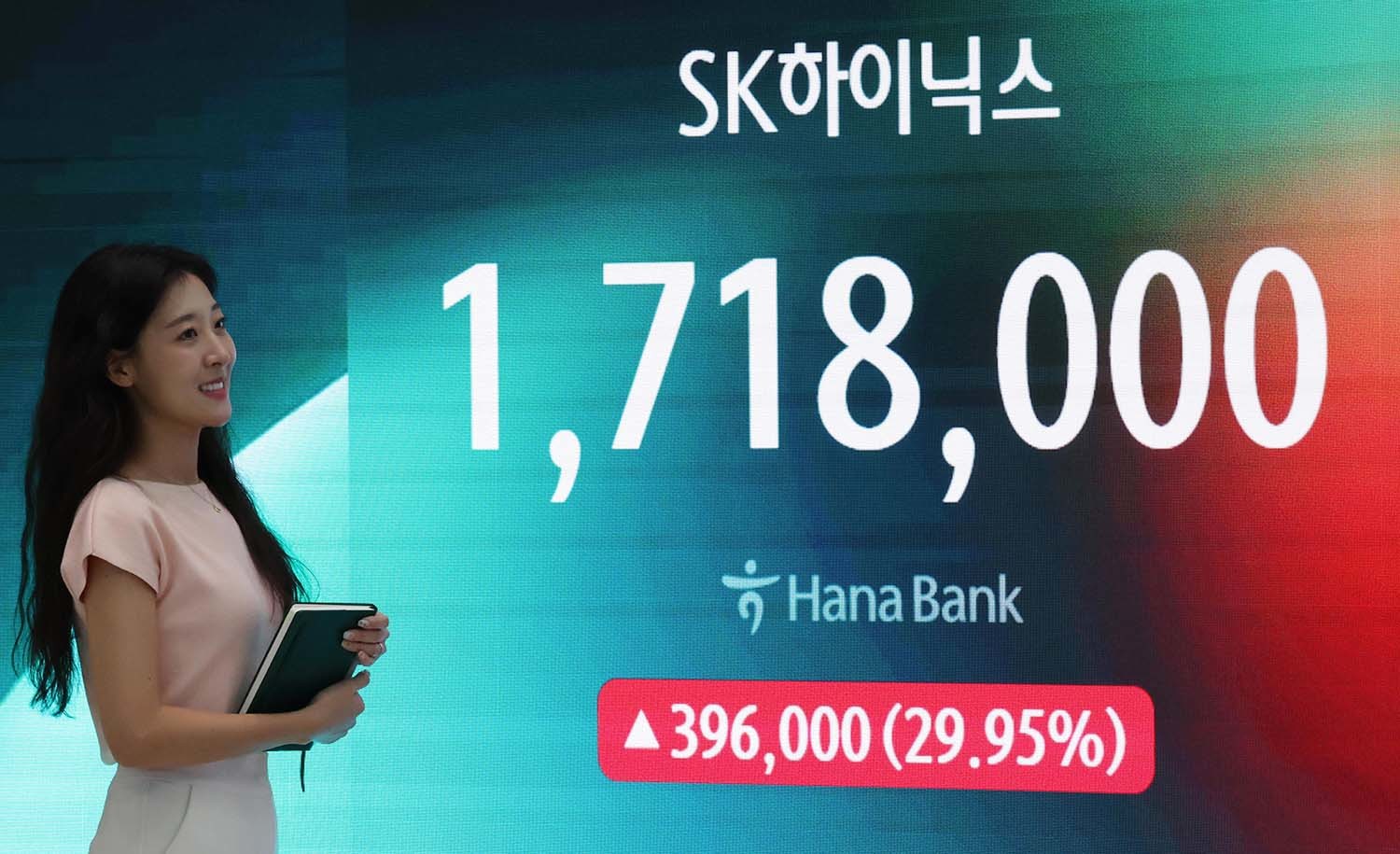 7월 31일 오후 서울 중구 하나은행 딜링룸 전광판에 SK하이닉스 주가가 나타나고 있다. 이날 SK하이닉스는 반도체주 낙폭 과대 인식에 사상 첫 상한가로 마감했다. / 뉴스1
