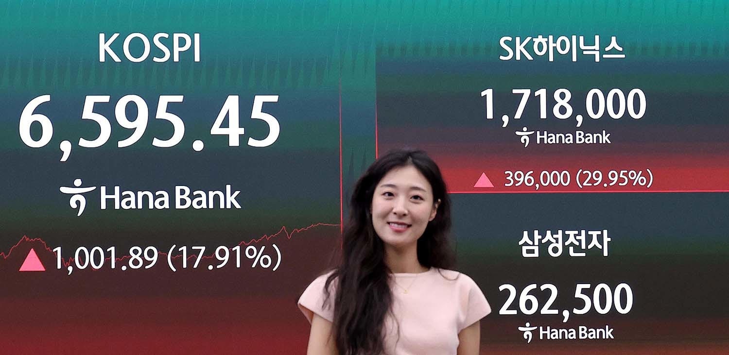 사흘 연속 급락했던 코스피가 폭등하며 역대 최대 상승세를 보인 7월 31일 오후 서울 중구 하나은행 딜링룸 전광판에 종가가 나타나고 있다. 이날 코스피는 전날보다 1,001.89포인트(17.91%) 오른 6,595.45로 장을 마감하며 역대 최대 상승률과 상승폭을 기록했다. / 뉴스1