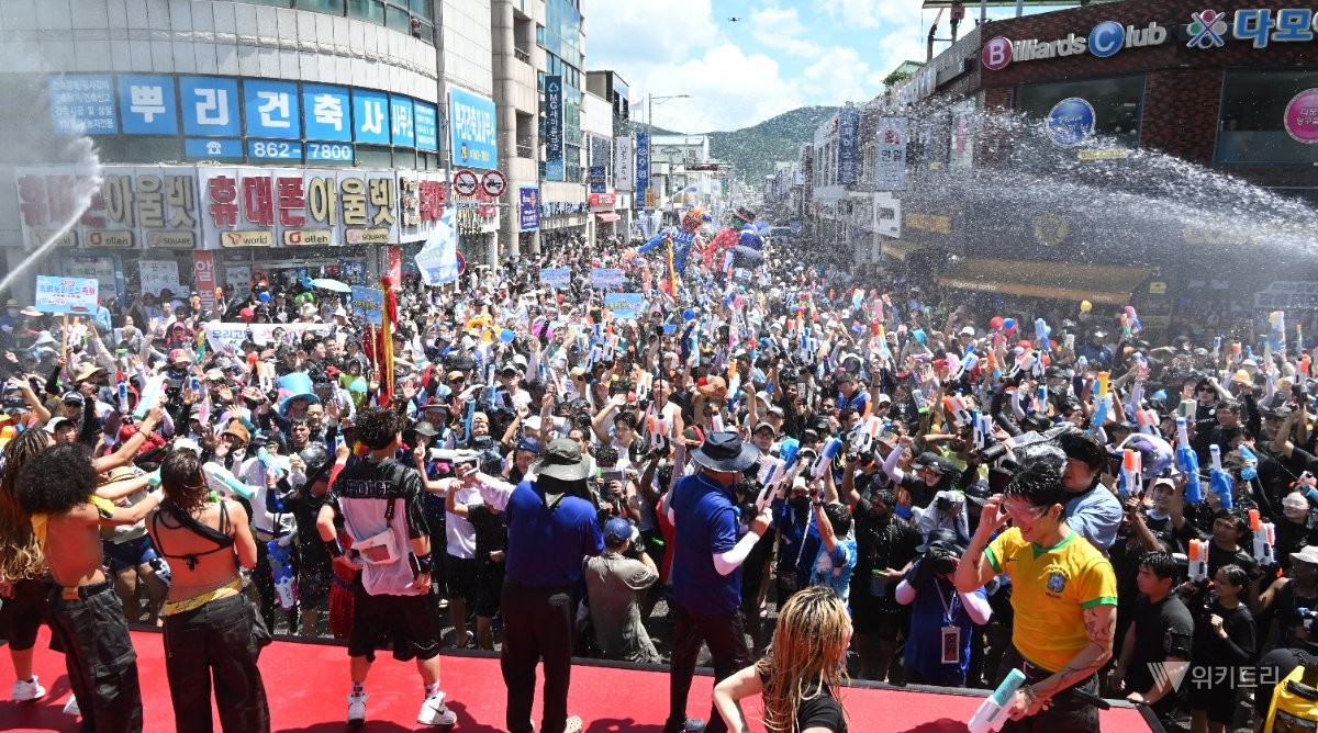 장흥물축제에 참석한 관광객들이 거리퍼레이드를 하면서 더위를 식히고 있다. / 노해섭 기자