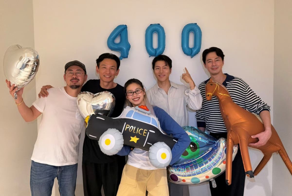 '호프' 400만 돌파 기념 사진 / 플러스엠엔터테인먼트