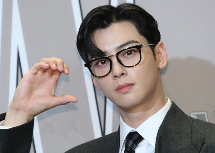 가수 겸 차은우가 14일 서울 광화문 한 호텔에서 열린 자선행사에 참석해 포즈를 취하고 있다. 2024.10.14/뉴스1