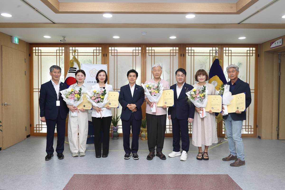 지난달 강승수 구미시의회 의장(가운데)과 슬로건 공모전 수상자들이 기념촬영을 하고 있다./구미시의회
