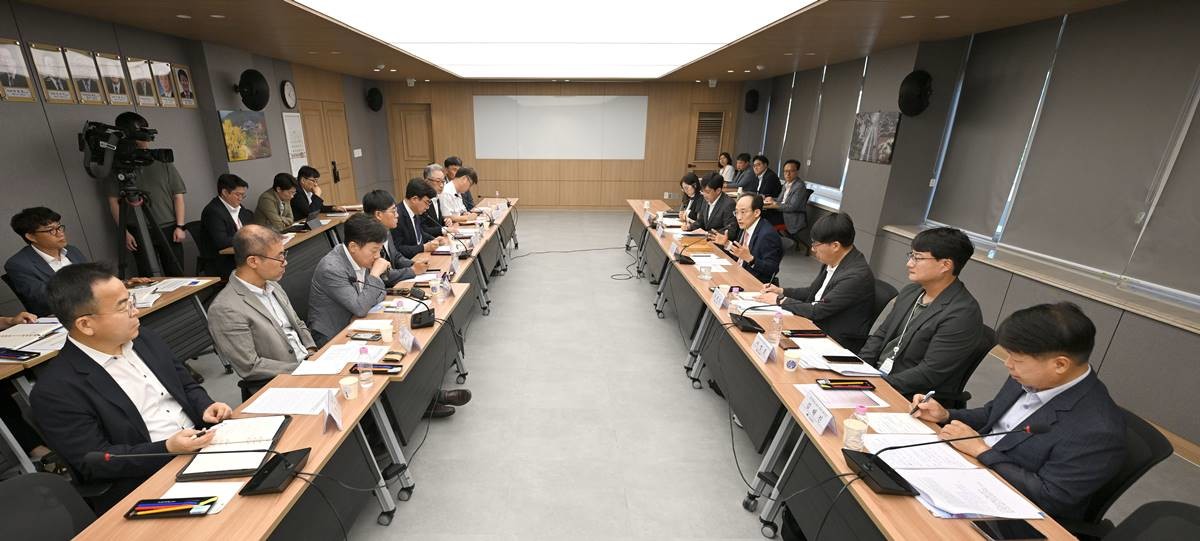 지난달 31일 추경호 대구시장 주재로 지역 미래산업을 이끄는 대표기관들과 간담회가 열리고 있다./대구시