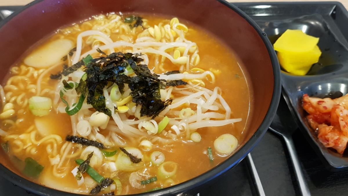 휴게소 라면 자료사진. / Koopyd-shutterstock.com