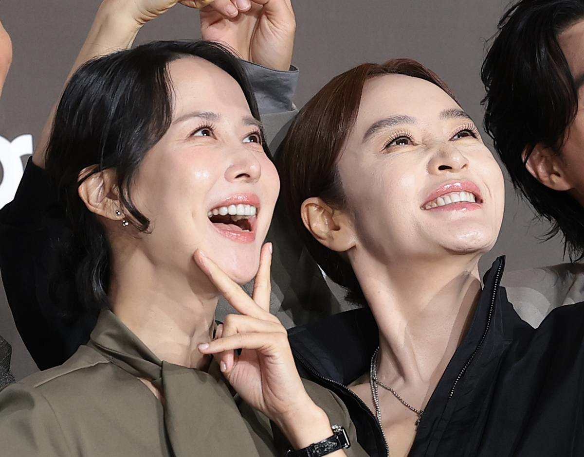 배우 조여정과 김혜수(오른쪽)가 지난달 28일 서울 중구 앰배서더 서울 풀만 호텔에서 열린 쿠팡플레이 시리즈 '지금 불륜이 문제가 아닙니다' 제작발표회에서 포즈를 취하고 있다 / 뉴스1