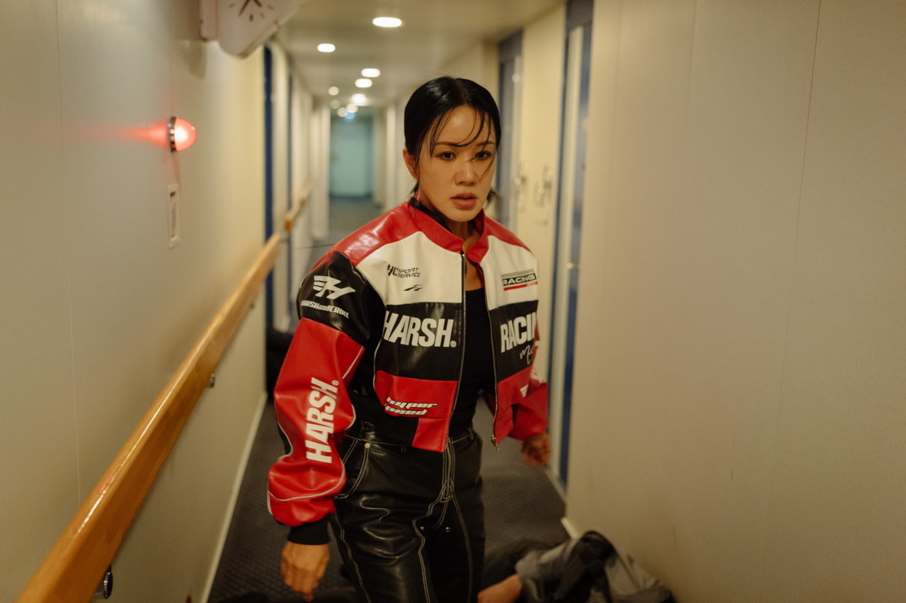 액션 연기 선보이는 엄정화 / CGV 픽처스
