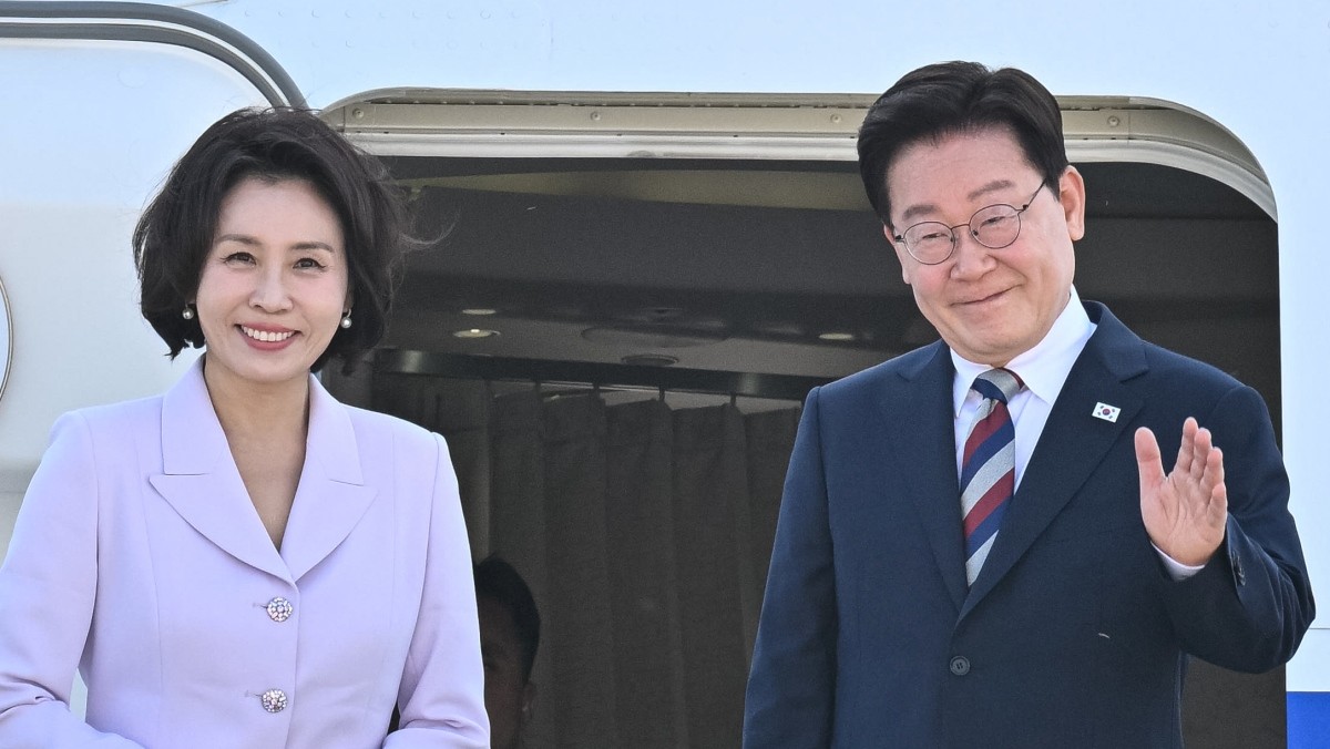 이재명 대통령과 김혜경 여사가 2일(현지시간) 독일 프랑크푸르트 국제공항에서 공군1호기에 올라 환송객들에게 인사하고 있다 / 뉴스1