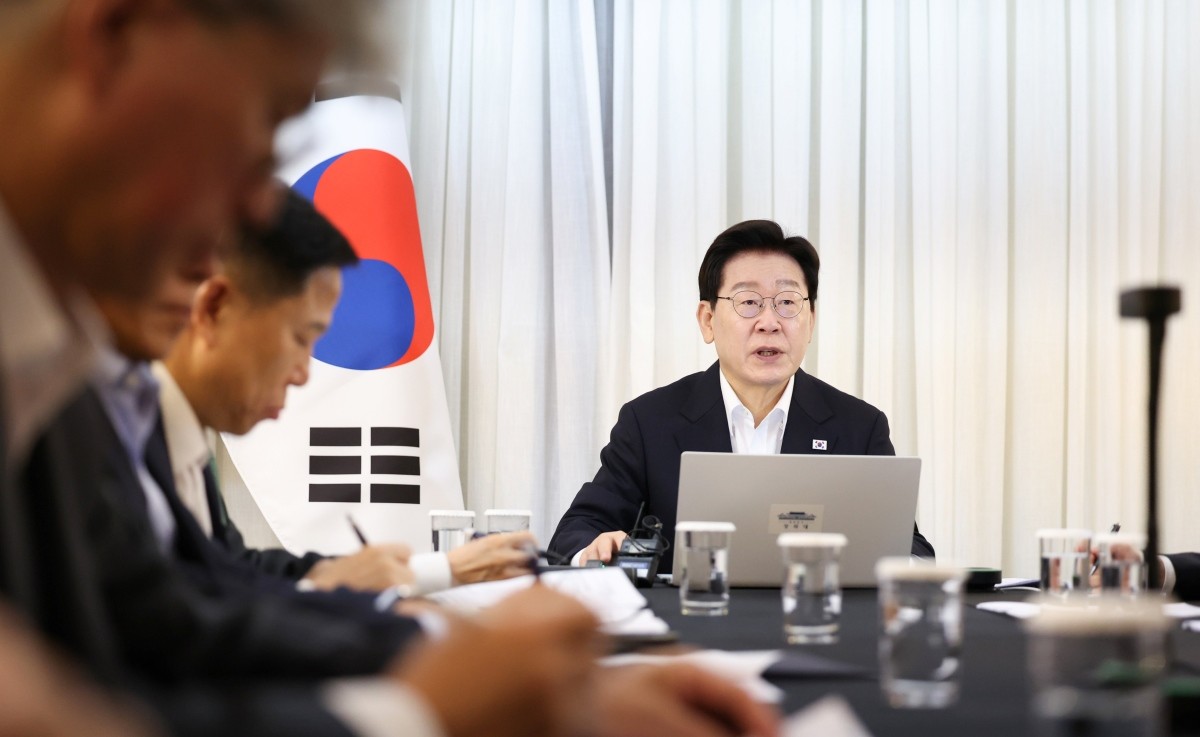 브라질을 국빈 방문한 이재명 대통령이 지난달 26일(현지 시간) 브라질리아에서 화상 수석·보좌관회의에서 발언하고 있다 / 뉴스1