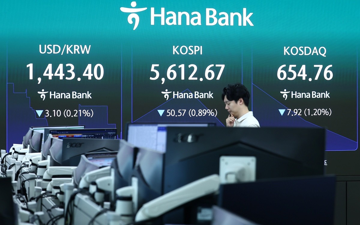 지난달 30일 서울 중구 하나은행 본점 딜링룸에 개장 시황이 나오고 있다. / 뉴스1