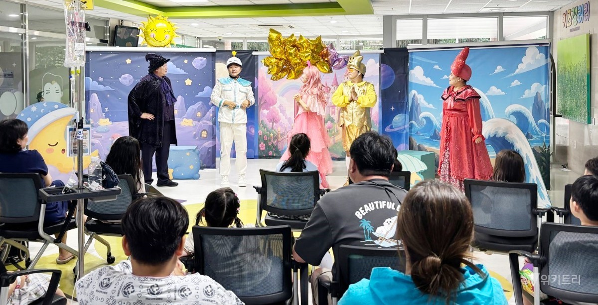 전남대학교병원(병원장 정 신)은 지난 7월 28일 병원 6동 1층 로비에서 어린이 환자와 보호자 등 100여 명이 참석한 가운데 창작 키즈오페라 '팡팡! 별팡 배달부' 공연을 성황리에 개최했다. / 전남대병원