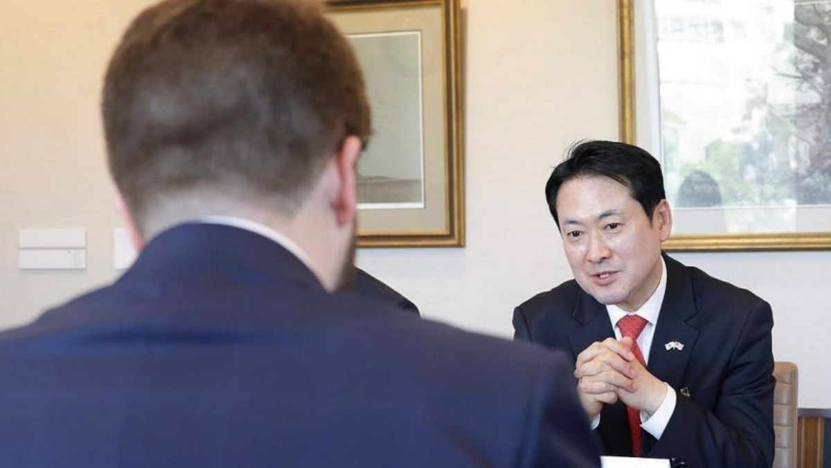 국민의힘이 장 대표가 만났다며 배포한 미 국무부 고위 인사와의 면담 사진. 상대 인사의 얼굴 대신 뒷모습만 담겨 있어 ‘뒤통수 사진’이라는 비아냥을 낳았다. / 국민의힘·연합뉴스