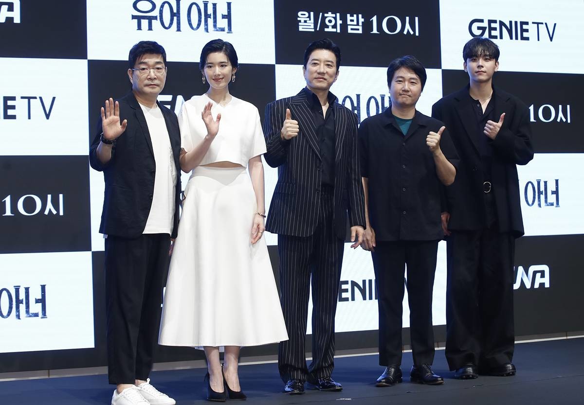 배우 손현주(왼쪽부터)와 정은채, 김명민, 유종선 감독, 김도훈이 2024년 8월 12일 서울 구로구 더세인트에서 진행된 지니 TV 새 오리지널 드라마 '유어 아너' 제작발표회에서 포즈를 취하고 있다. '유어 아너'는 자식을 위해 괴물이 되기로 한 두 아버지의 부성 본능 대치극이다 / 뉴스1