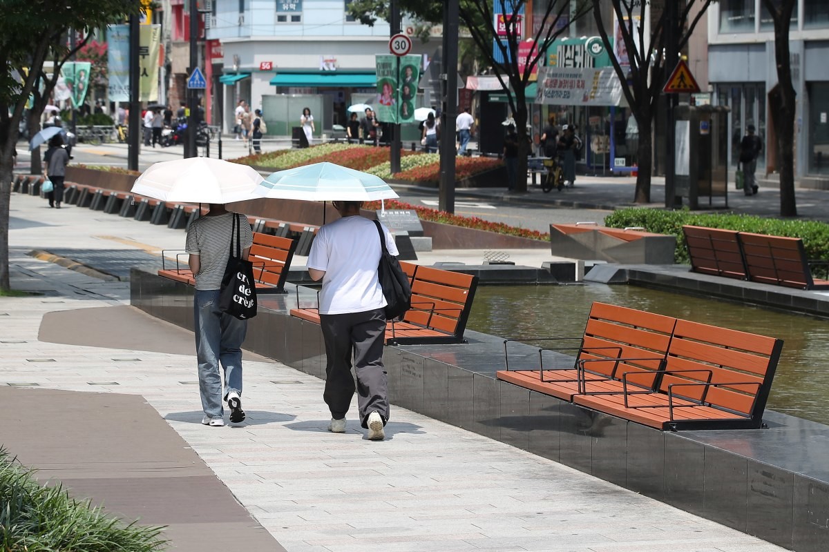 불볕더위가 연일 기승을 부리는 가운데 도심이 한산한 모습을 보이고 있다. / 뉴스1