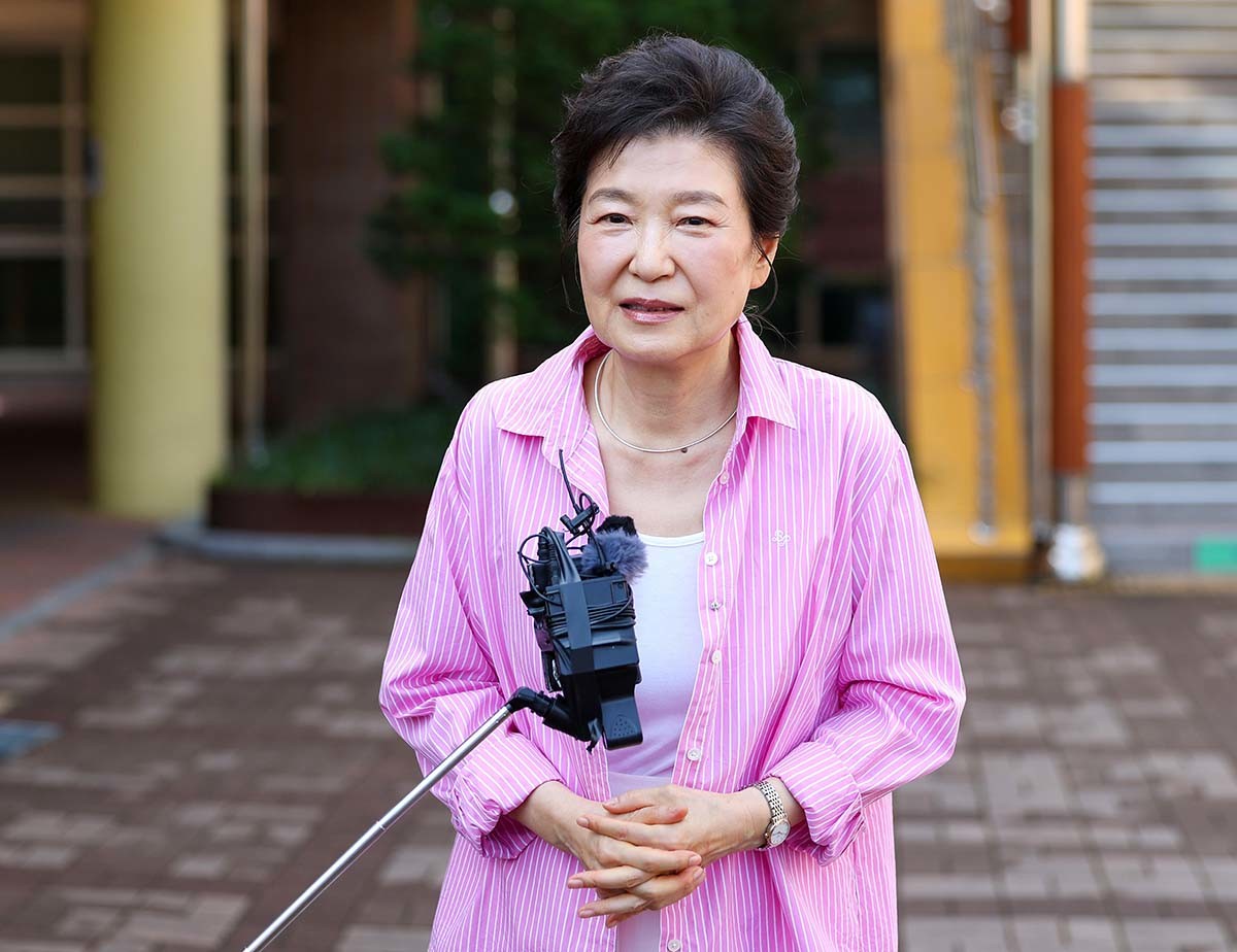 박근혜 전 대통령이 6월 3일 오전 대구 달성군 비슬초등학교에 마련된 유가읍 제3투표소를 찾아 투표를 마친 뒤 취재진 질문에 답하고 있다. / 뉴스1