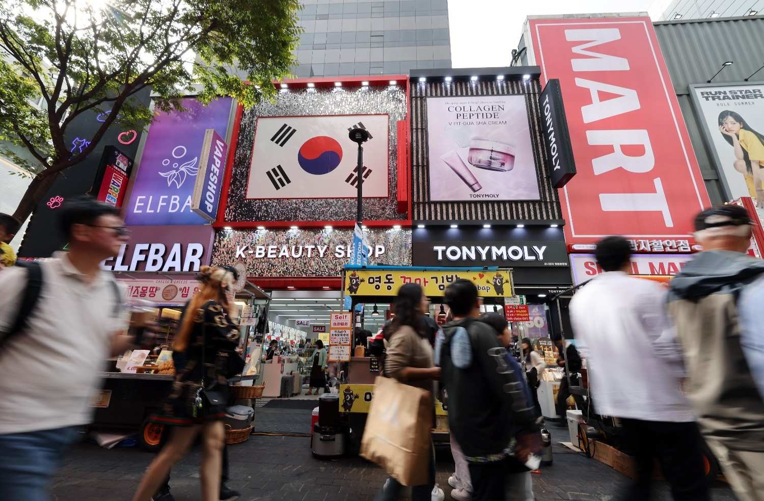 명동 거리를 걷는 해외 관광객들. K-뷰티와 쇼핑을 즐기기 위해 한국을 찾는 외국인의 발길이 이어지고 있다. / 뉴스1