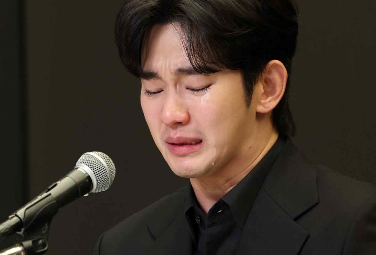 배우 김수현이 지난해 서울 마포구 스탠포트호텔에서 긴급 기자회견을 열고 고(故) 김새론이 미성년자일 때부터 교제했다는 의혹을 비롯한 각종 논란에 대해 입장을 밝히고 있다. / 뉴스1