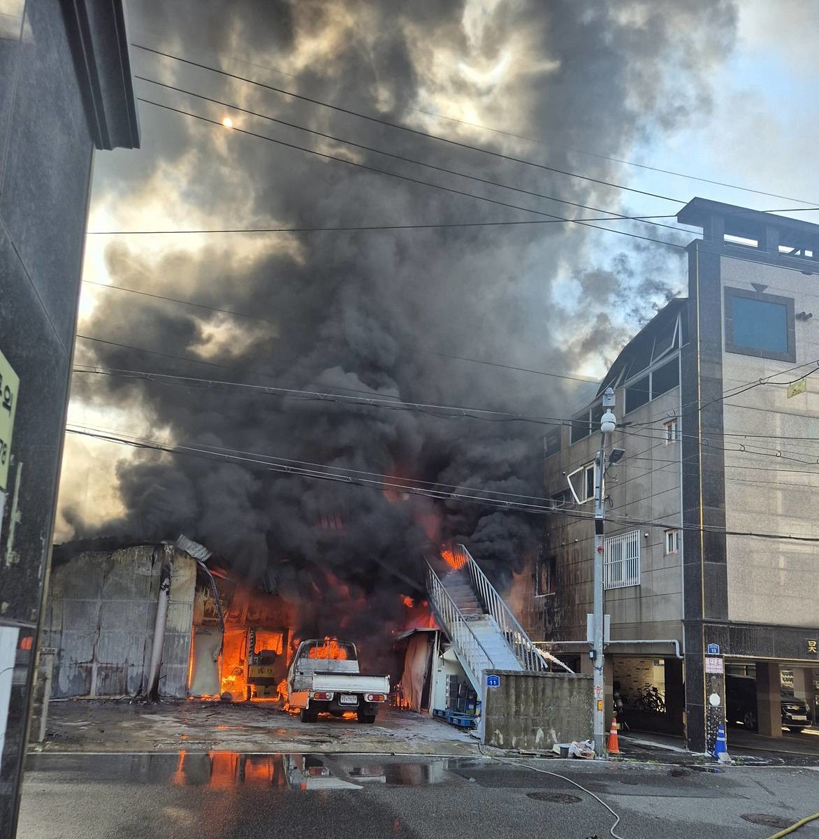 페인트 공장 화재 현장 / 울산소방본부 제공, 연합뉴스