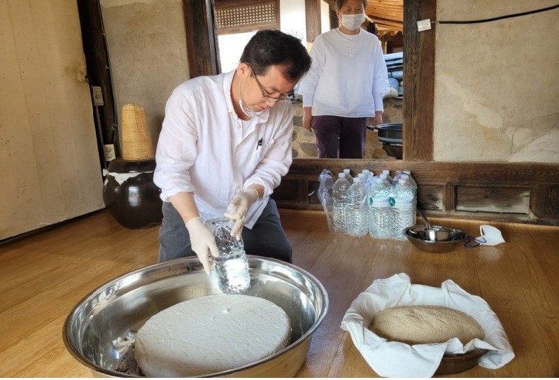 대전시 무형유산 '동춘당 가양주-국화주' 기능보유자인 송영진 명인이 우리 쌀을 활용한 전통 막걸리 제조 과정을 시연하고 있다./사진=대전시