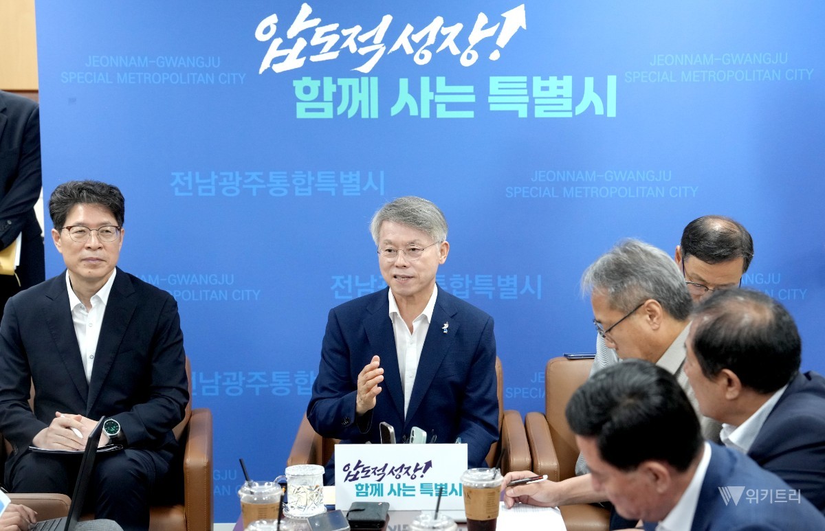 민형배 전남광주통합특별시장이 3일 통합특별시 출범 한 달을 맞아 무안청사 기자실에서 ‘행정통합 어디까지 와있나’라는 주제로 기자간담회를 갖고 그동안의 성과 및 추진중인 통합과제 후속조치 계획 등을 발표하고 있다. / 전남광주통합특별시