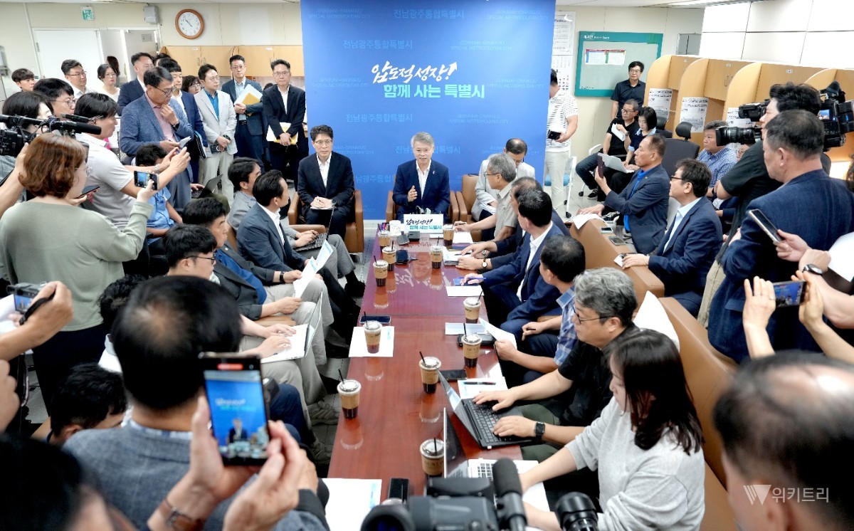 민형배 전남광주통합특별시장이 3일 통합특별시 출범 두 달을 맞아 무안청사 기자실에서 ‘행정통합 어디까지 와있나’라는 주제로 기자간담회를 갖고 그동안의 성과 및 추진중인 통합과제 후속조치 계획 등을 발표하고 있다. / 전남광주통합특별시