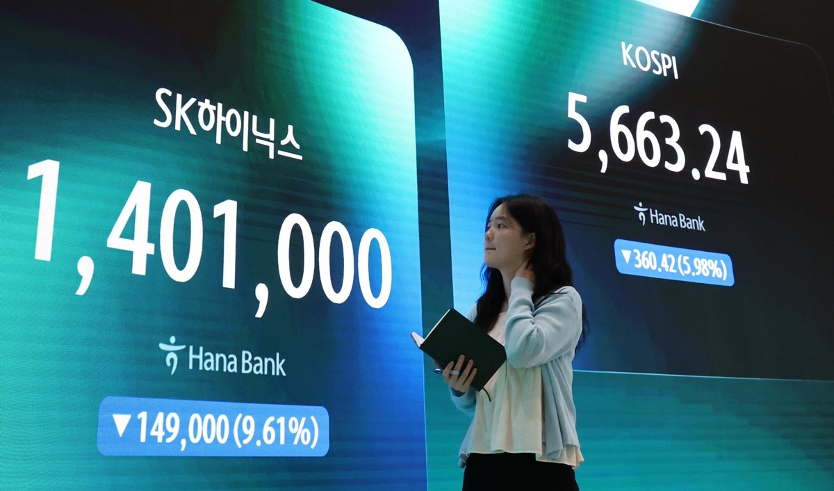 2거래일 연속으로 코스피, 코스닥 시장에 서킷브레이커가 발동한 지난달 29일 서울 중구 하나은행 본점 딜링룸 전광판에 SK하이닉스 종가가 표시되어 있다. / 뉴스1