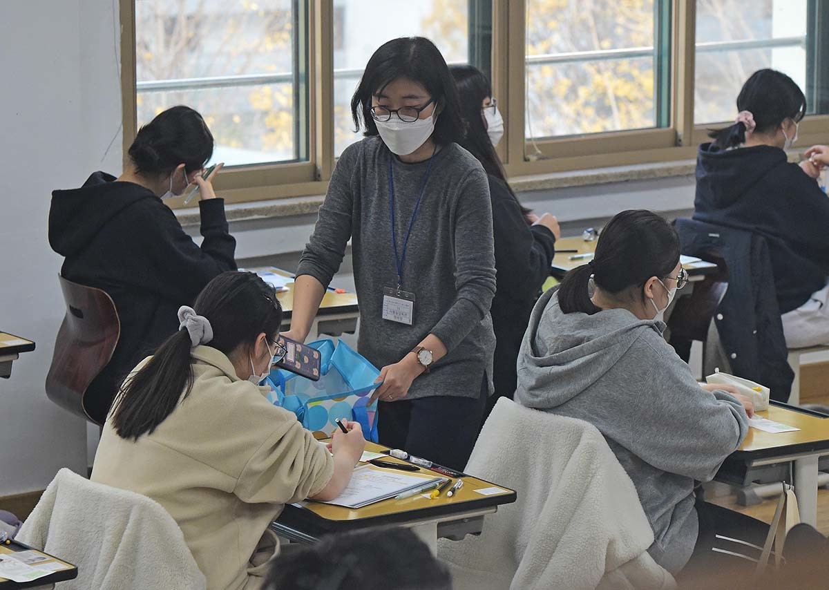 2023학년도 대학수학능력시험일인 11월 17일 오전 서울 영등포구 여의도여자고등학교에서 수험생들이 시험 시작 전 스마트폰을 반납하고 있다. / 뉴스1 자료사진