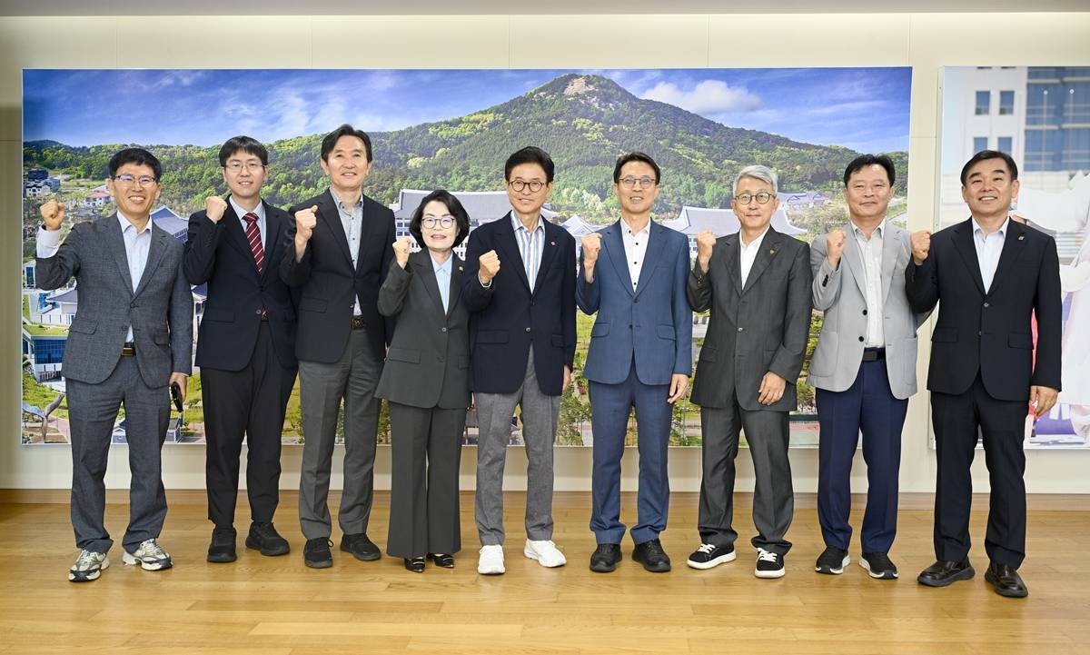 정책간담회 기념촬영