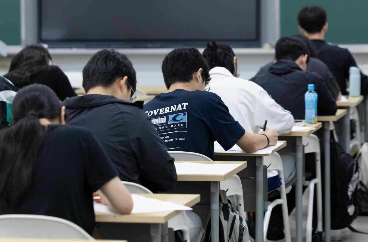 2027학년도 대학수학능력시험을 네 달여 앞둔 지난달 15일 서울 광진구 건국대학교에서 수험생들이 모의 논술고사를 치르고 있다. 이날 열린 KU모의논술은 수험생들이 실제 건국대 논술고사와 유사한 환경에서 실전 감각을 익히고 논술전형을 미리 경험할 수 있도록 마련됐다. / 뉴스1