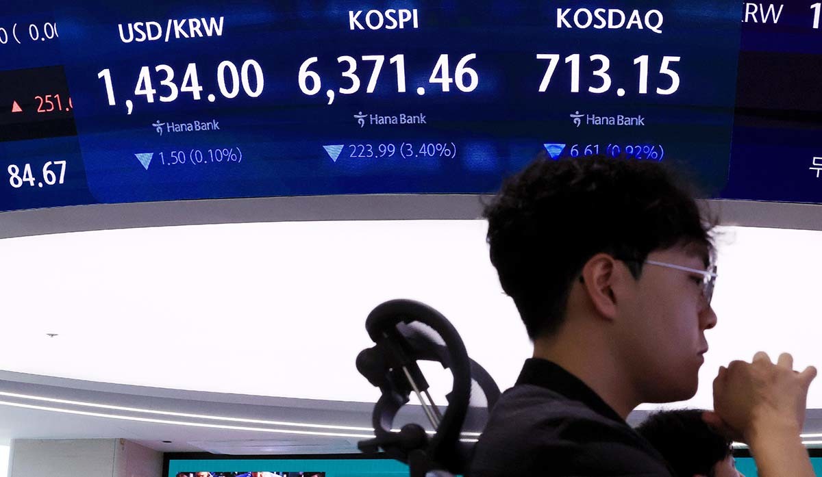 3일 서울 중구 하나은행 본점 딜링룸 전광판에 개장 시황이 나타나고 있다. / 뉴스1